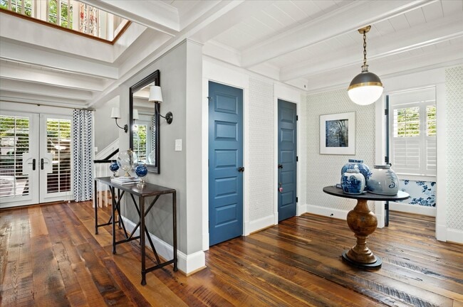 Building Photo - Exceptional Living in the Heart of Arlingt...