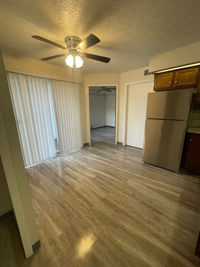 Building Photo - 1376 Red Tail Hawk Dr