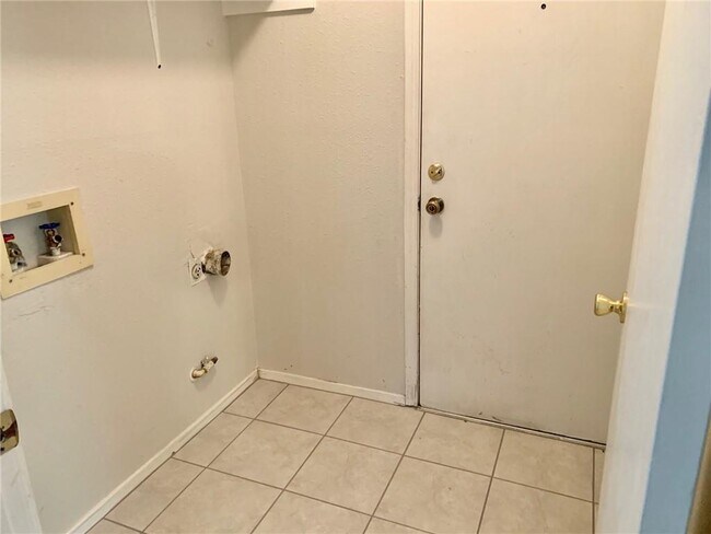 Building Photo - 1707 Honeysuckle Ln