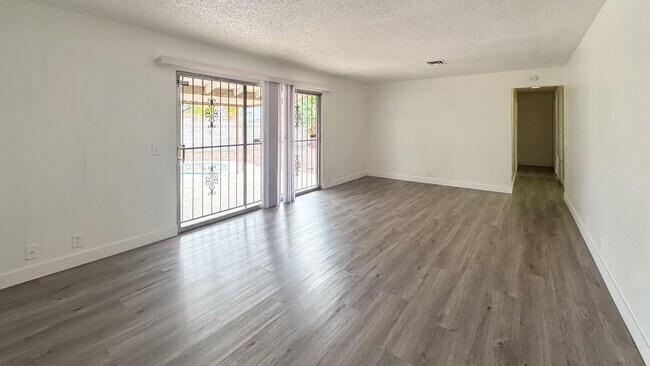 Building Photo - 50 Shadow Ln