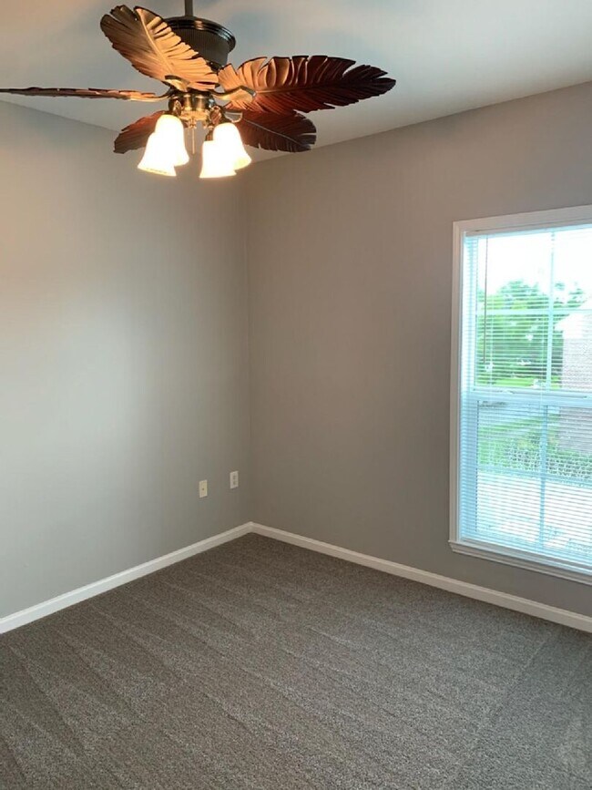 Building Photo - 2 Bedroom + Den and 1 Car Garage, Pet frie...