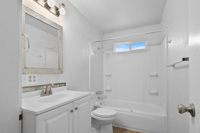 Building Photo - Spacious 2 Bedroom Duplex _ Pet Friendly!