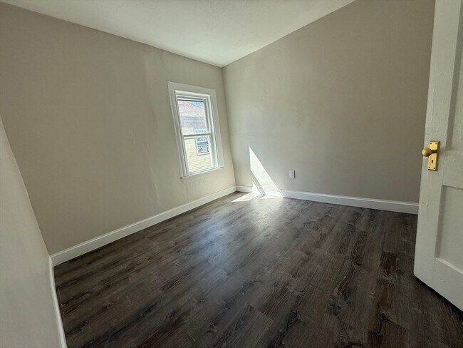 Building Photo - 68 Ash St