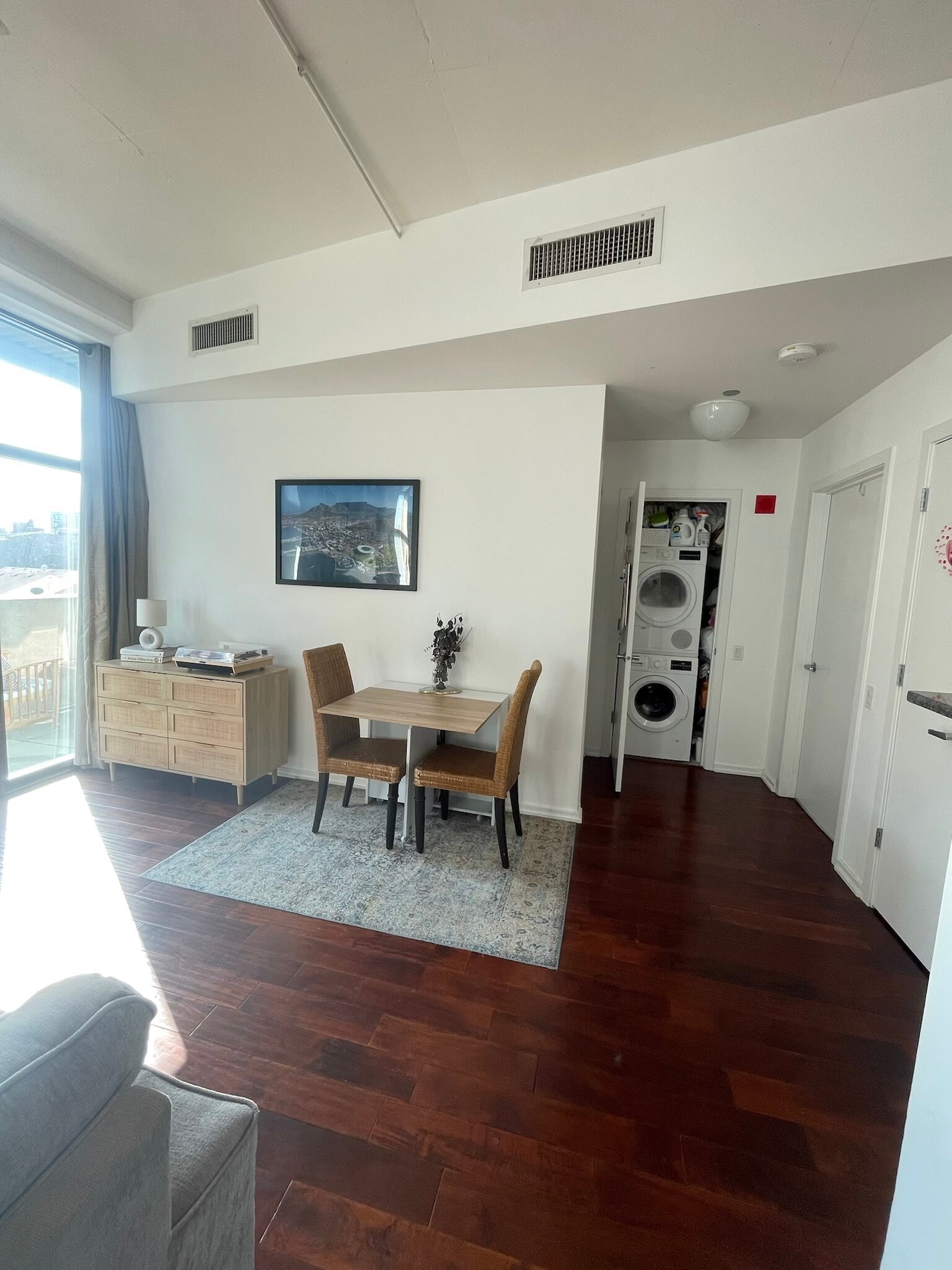 Eating area - 1000 W Leland Ave