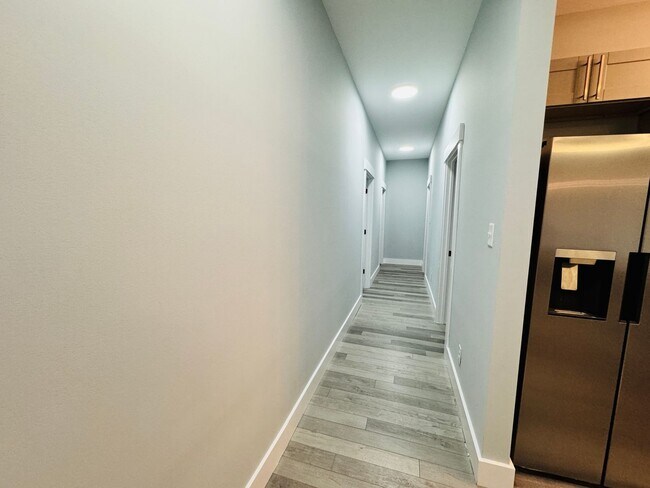 Building Photo - RATE DROP ALERT! (was $2600/month)