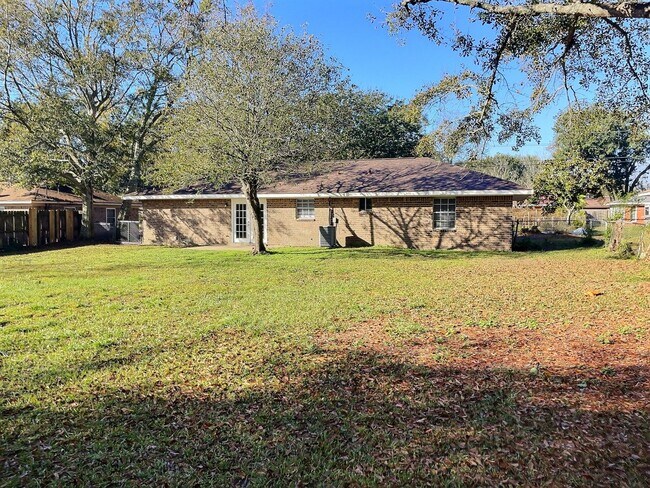 Building Photo - Spacious 4-Bedroom, 2-Bathroom Home in Ocean Springs – Prime Location & Move-In Ready!