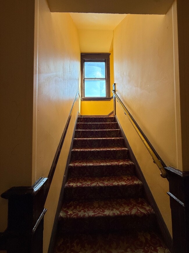 Building Photo - Tons of natural light with a touch of vintage charm in this TOP FLOOR Studio!