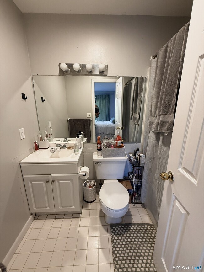 Building Photo - 204 Country Club Ct