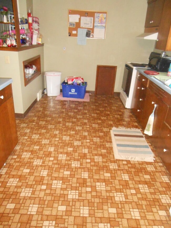 Building Photo - 3 Bed 1 Bath close to UWEC! Available June 1st 2025