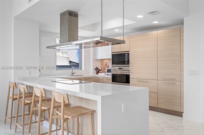 Building Photo - 17111 Biscayne Blvd