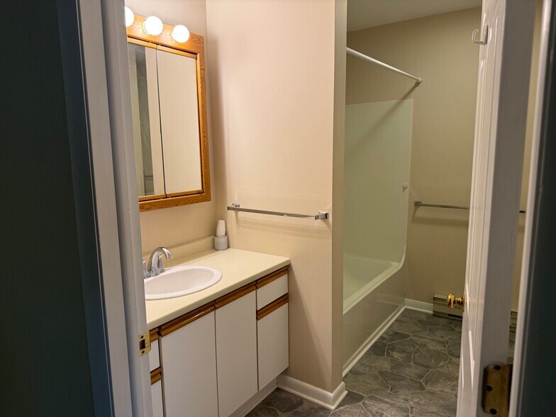 Bathroom - 23 Ontario St