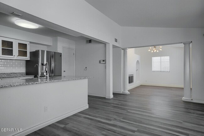 Building Photo - 9709 Vallarta Dr
