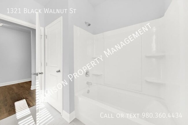 Building Photo - 1321 Black Walnut St