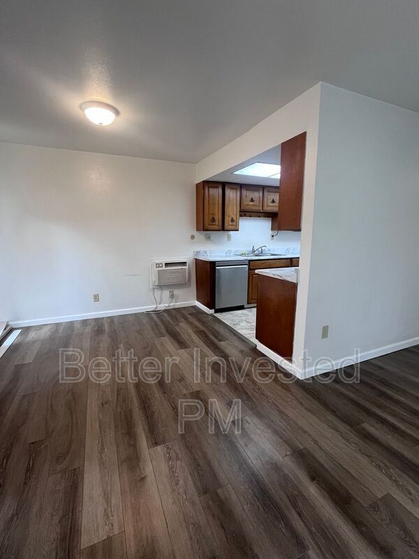 Building Photo - 857 S Oak St