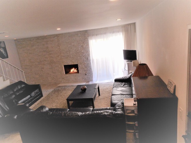 Living room - 1040 N Gardner St