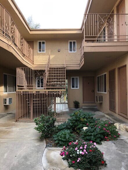 Building Photo - 1541 N Formosa Ave