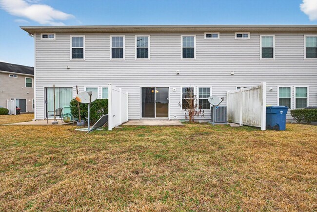 Building Photo - Beautiful Townhome in Biscayne Bay!