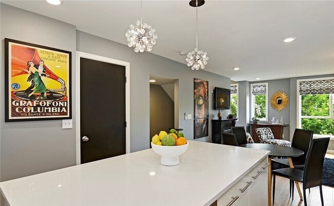 Building Photo - LUXURY WEST SEATTLE TOWNHOME FOR RENT; AVA...