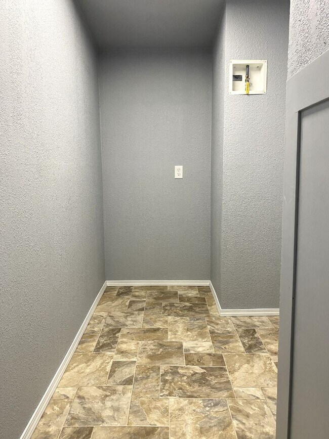 Building Photo - Freshly Updated in Dallesport