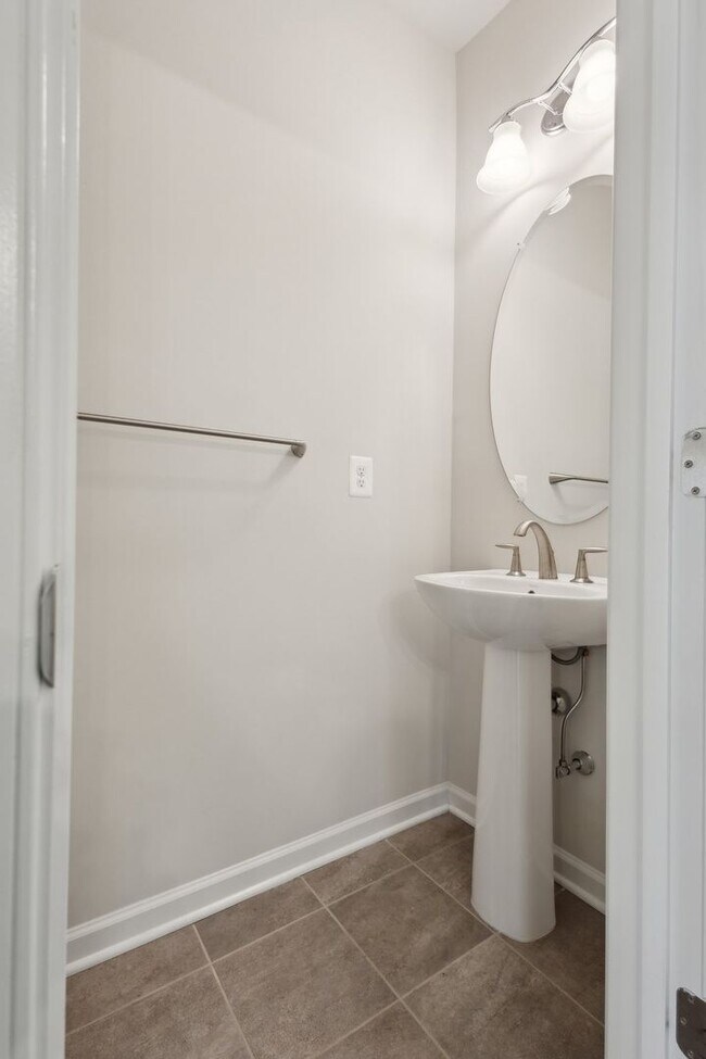 Building Photo - Beautiful end-unit condo townhome located ...
