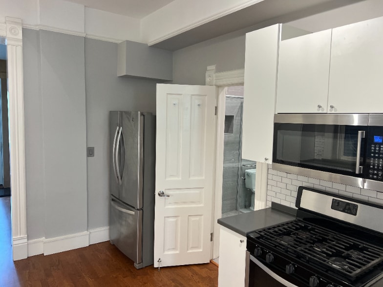 Building Photo - 1102 N Wolcott Ave