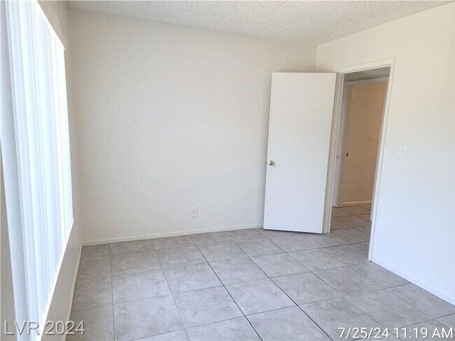 Building Photo - FANTASTIC SINGLE-STORY TOWNHOME JUST MINUT...