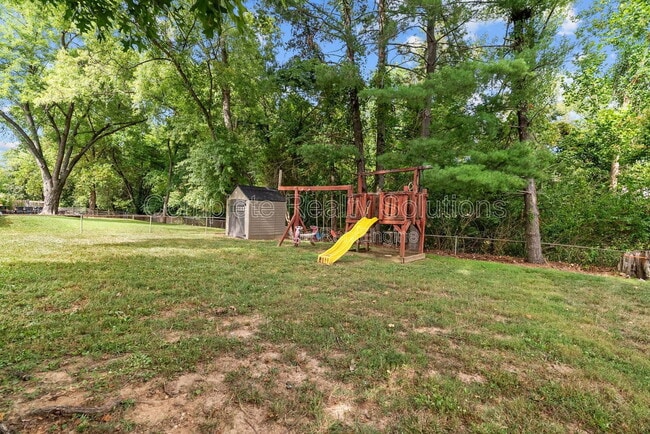 Building Photo - 561 Golfwood Dr