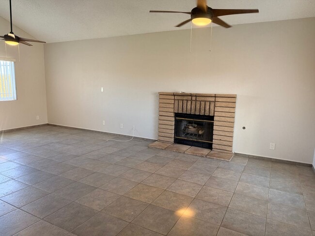 Building Photo - 3+2.5 Two Story in Tehachapi City