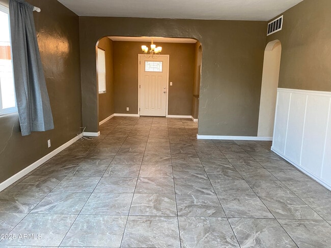 Primary Photo - 2837 N 24th Pl