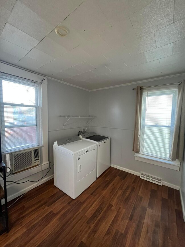 Building Photo - 1227 E Chestnut St