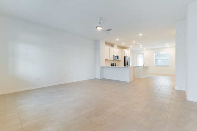 Building Photo - Beautiful Modern Town Home with Water Fron...
