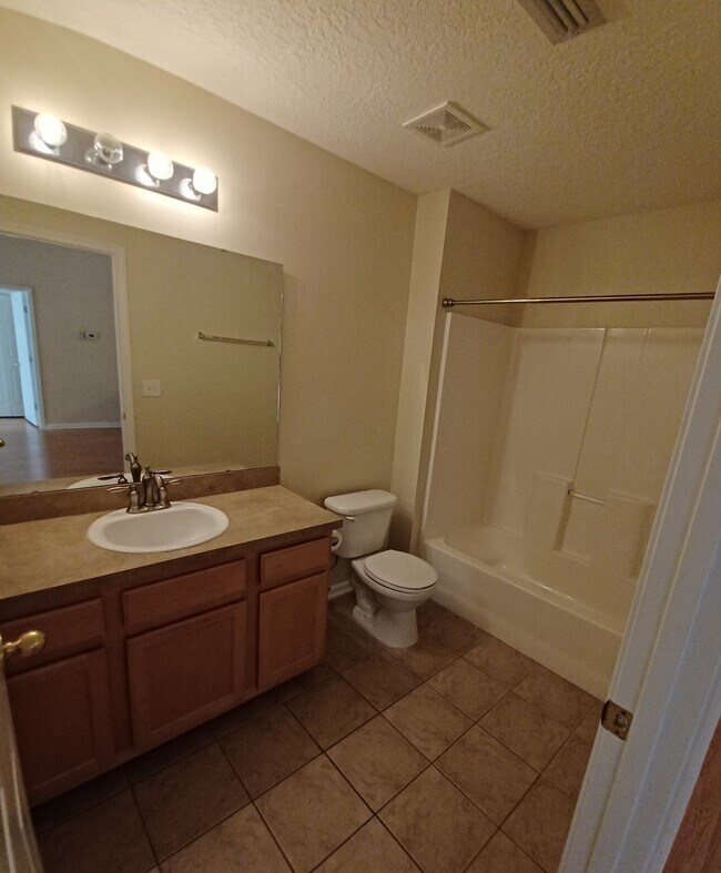 Building Photo - "$500 MOVE-IN SPECIAL! - Beautifully Updated 2/2 Condo in Gated Southside Neighborhood!"
