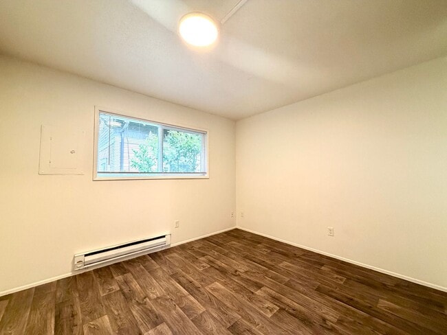 Building Photo - **$750 DEPOSIT + FREE FIRST MONTH'S RENT** Spacious Top Floor Unit~ Great Natural Light~ Updated ...