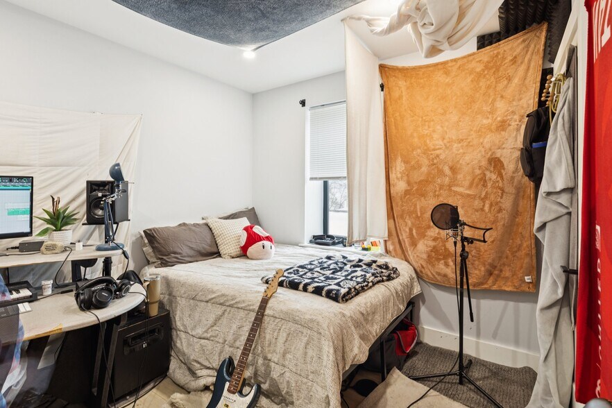 Building Photo - 3849 Lancaster Ave