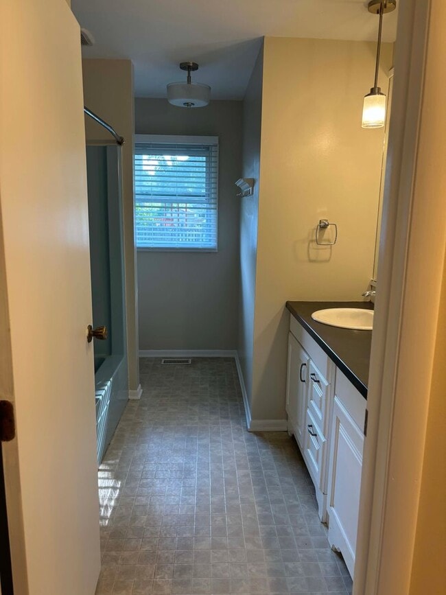 Building Photo - 3 bedroom, 1.5 bathroom Chelsea ranch - fr...