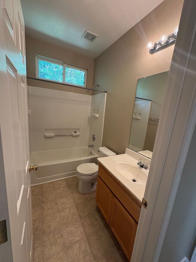 Building Photo - Vibrant 3 bed/2 bath home in West Sac