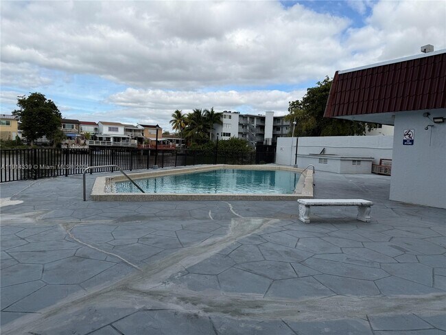 Building Photo - 1325 W 68th St