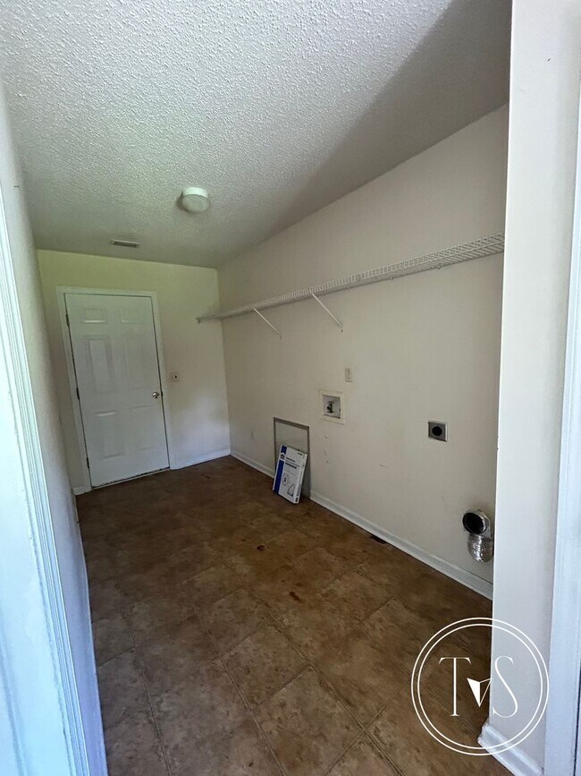 Building Photo - MOVE IN SPECIAL: $500 OFF 1ST MONTH'S RENT!**