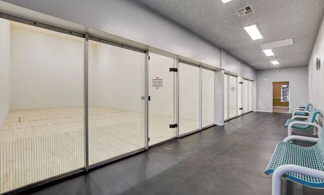 Building Photo - RESORT STYLE LIVING!