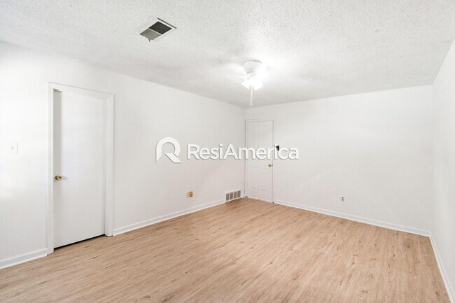 Building Photo - Newly Renovated 3/2 in a Quiet Neighborhood