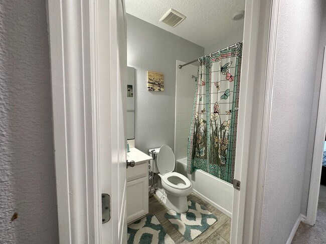 Building Photo - Lease this 3BR End-Unit Townhome in Gated Community with Water View!