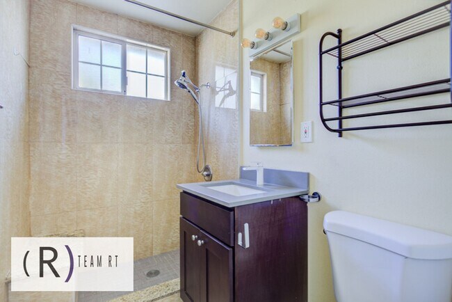 Building Photo - Contemporary Newly Renovated 3 Bedroom 2 Bathroom Residence