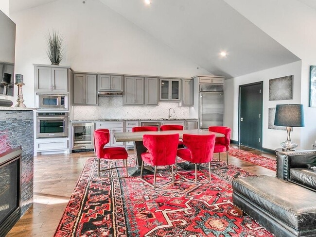 Building Photo - 115 NE 3rd St