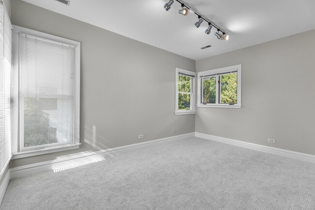 Building Photo - 1322 Wilmette Ave