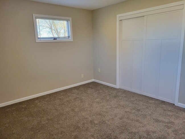 Building Photo - 1 Bedroom Triplex Unit