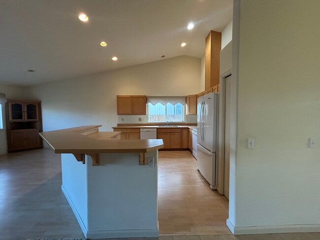 Building Photo - Charming Home Near John Wayne Trail