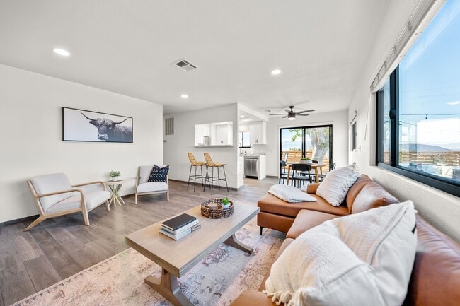 Building Photo - Fully Furnished 3 bedroom home where elegance meets cozy!