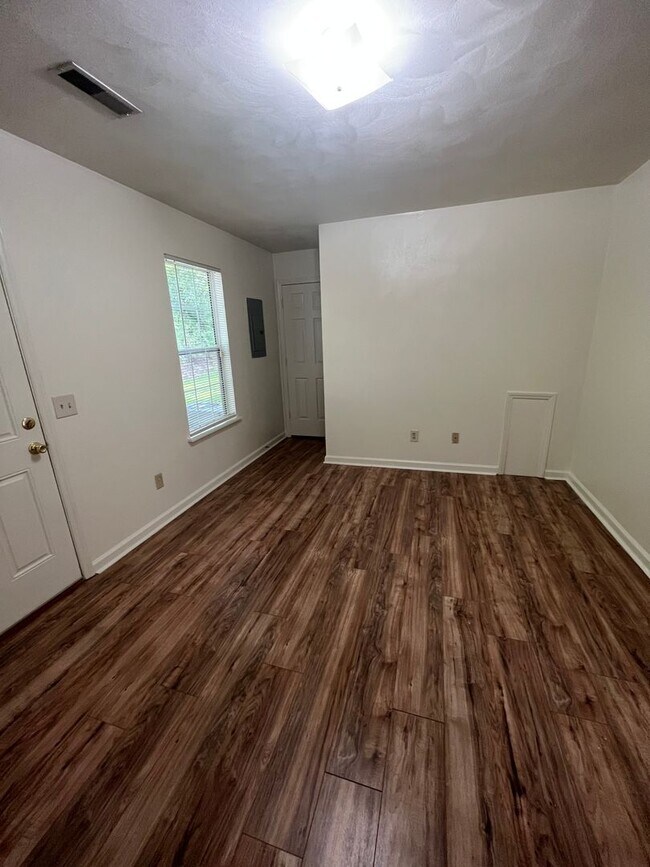 Building Photo - Large Townhome North Main Blacksburg