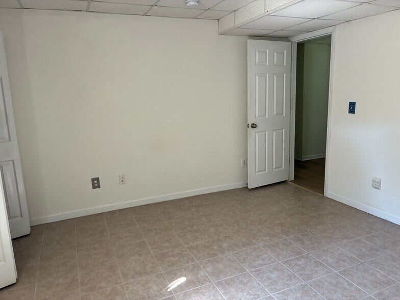 Building Photo - Room in House on Hillsborough St