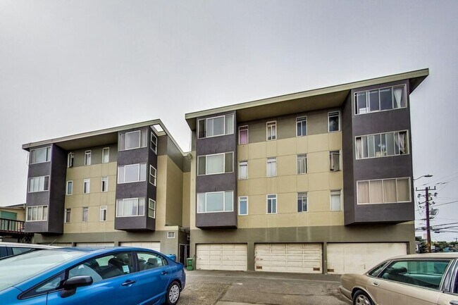 Building Photo - 4350 Kirkham St